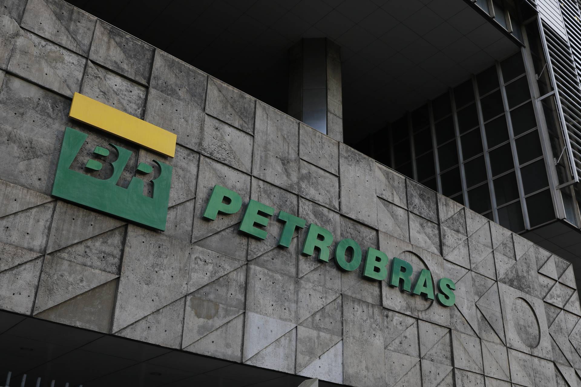 Por que guerra no Irã fez ações da Petrobras baterem recorde