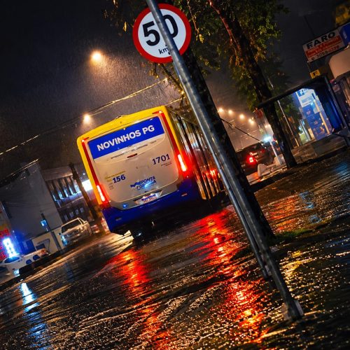Temporal com granizo deixa rastro de estragos e afeta milhares de moradores no Paraná