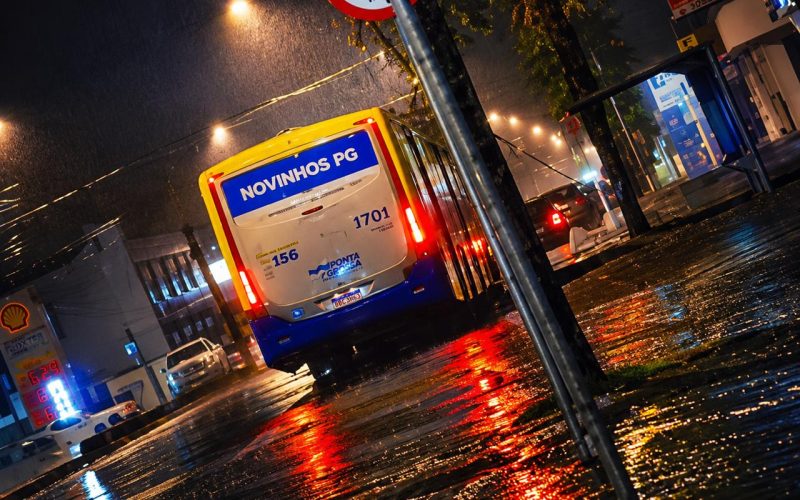 Temporal com granizo deixa rastro de estragos e afeta milhares de moradores no Paraná